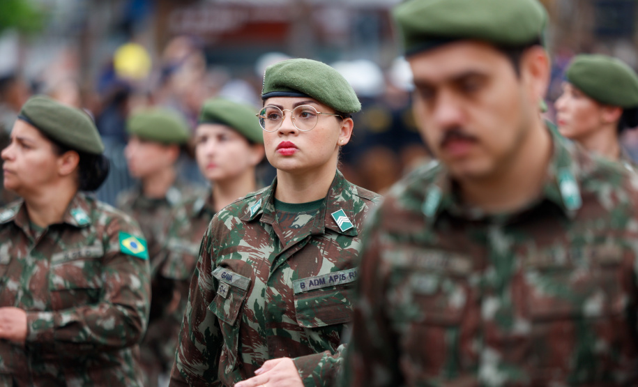 Milhares de pessoas participam do desfile de 7 de setembro em Curitiba