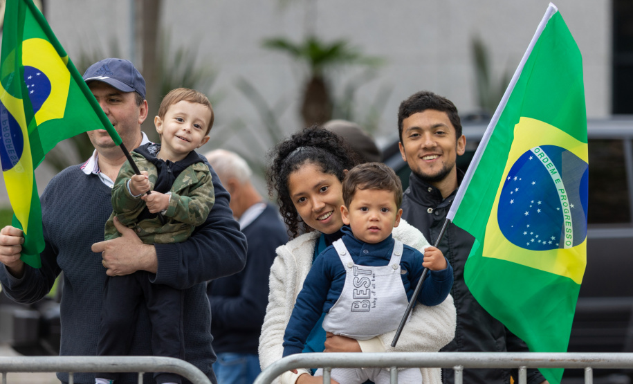 Milhares de pessoas participam do desfile de 7 de setembro em Curitiba
