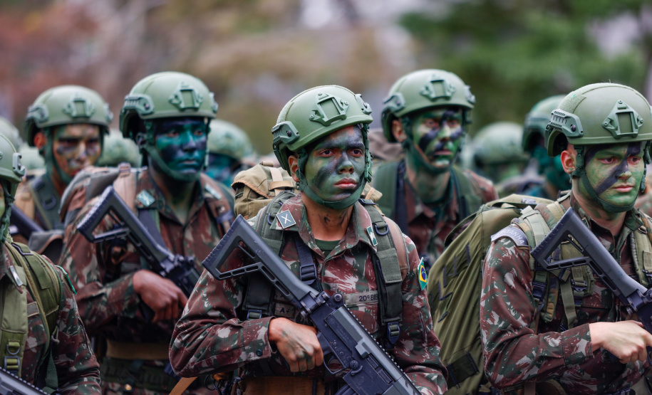 Milhares de pessoas participam do desfile de 7 de setembro em Curitiba