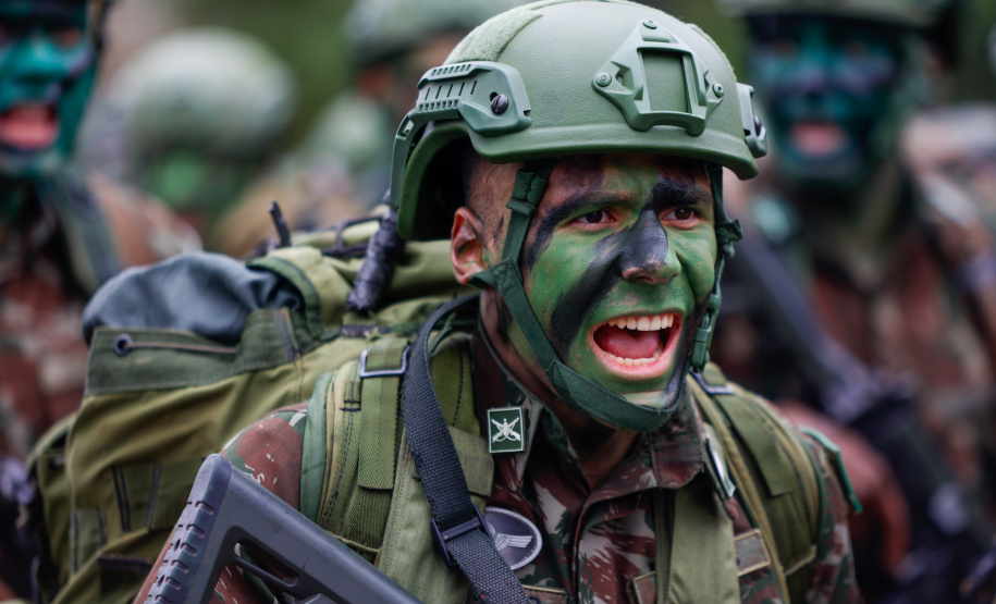 Milhares de pessoas participam do desfile de 7 de setembro em Curitiba