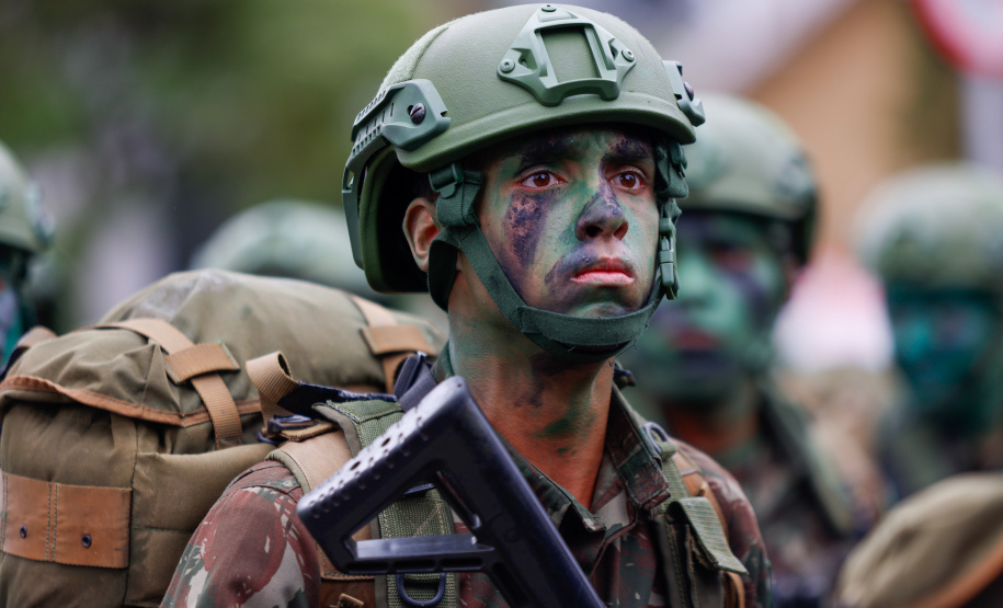 Milhares de pessoas participam do desfile de 7 de setembro em Curitiba