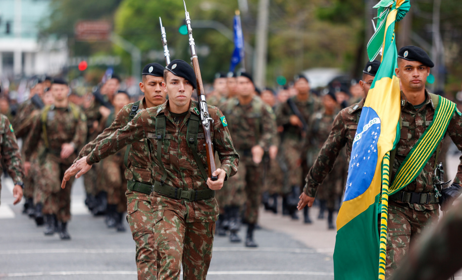 Milhares de pessoas participam do desfile de 7 de setembro em Curitiba