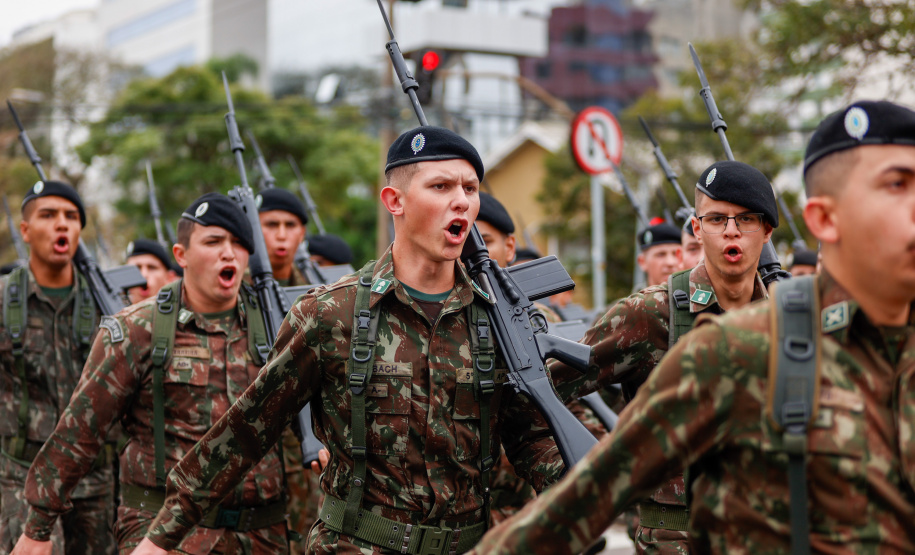 Milhares de pessoas participam do desfile de 7 de setembro em Curitiba