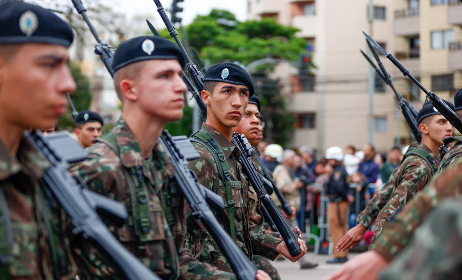 Milhares de pessoas participam do desfile de 7 de setembro em Curitiba