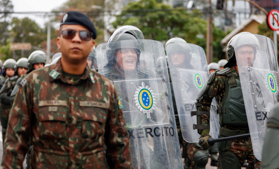 Milhares de pessoas participam do desfile de 7 de setembro em Curitiba