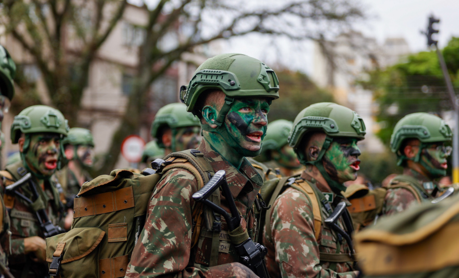 Milhares de pessoas participam do desfile de 7 de setembro em Curitiba