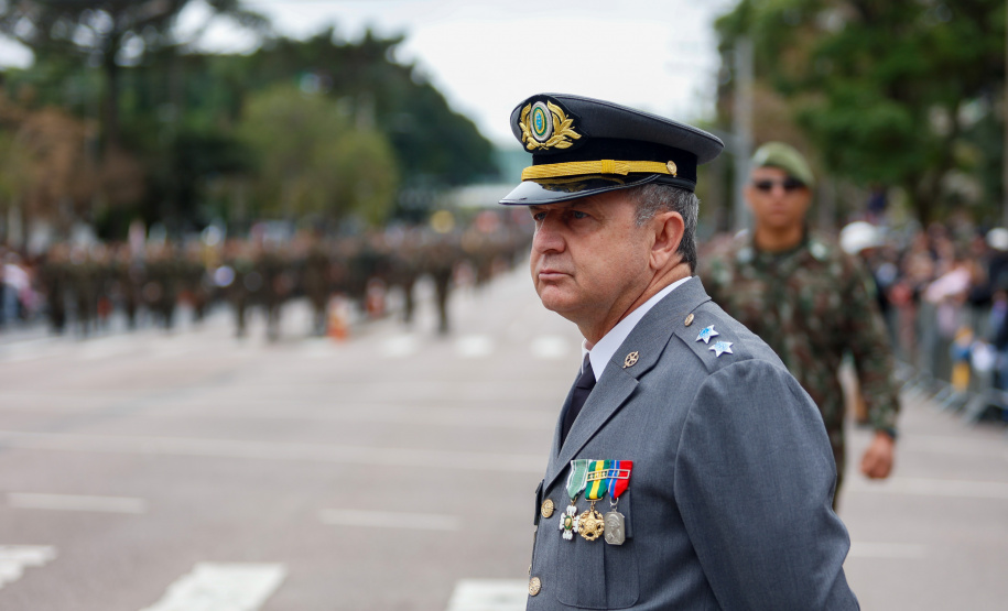 Milhares de pessoas participam do desfile de 7 de setembro em Curitiba