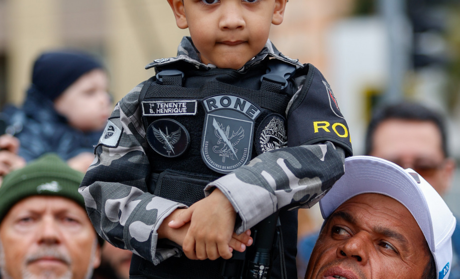 Milhares de pessoas participam do desfile de 7 de setembro em Curitiba