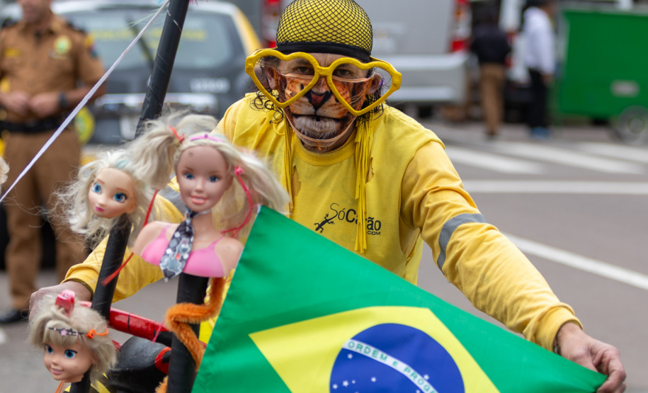 Milhares de pessoas participam do desfile de 7 de setembro em Curitiba