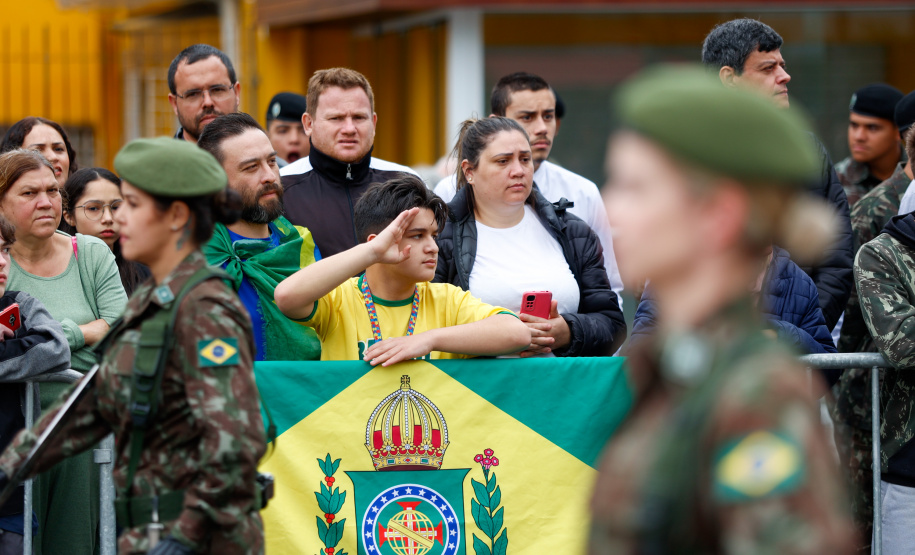 Milhares de pessoas participam do desfile de 7 de setembro em Curitiba
