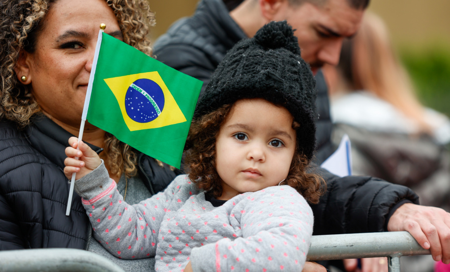 Milhares de pessoas participam do desfile de 7 de setembro em Curitiba