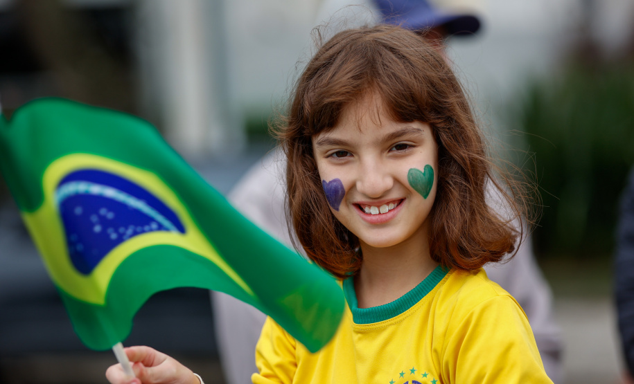 Milhares de pessoas participam do desfile de 7 de setembro em Curitiba