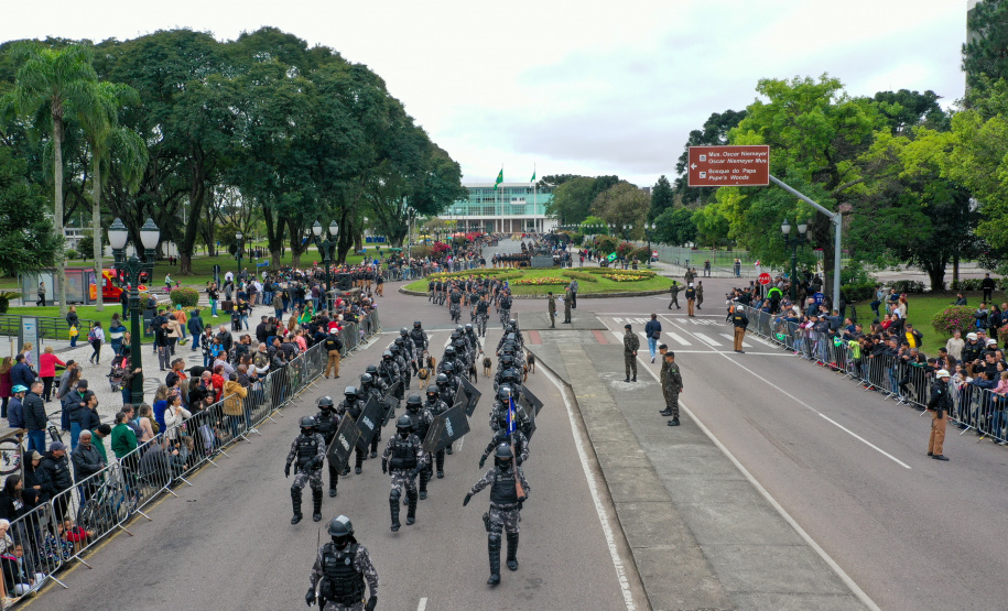 Milhares de pessoas participam do desfile de 7 de setembro em Curitiba