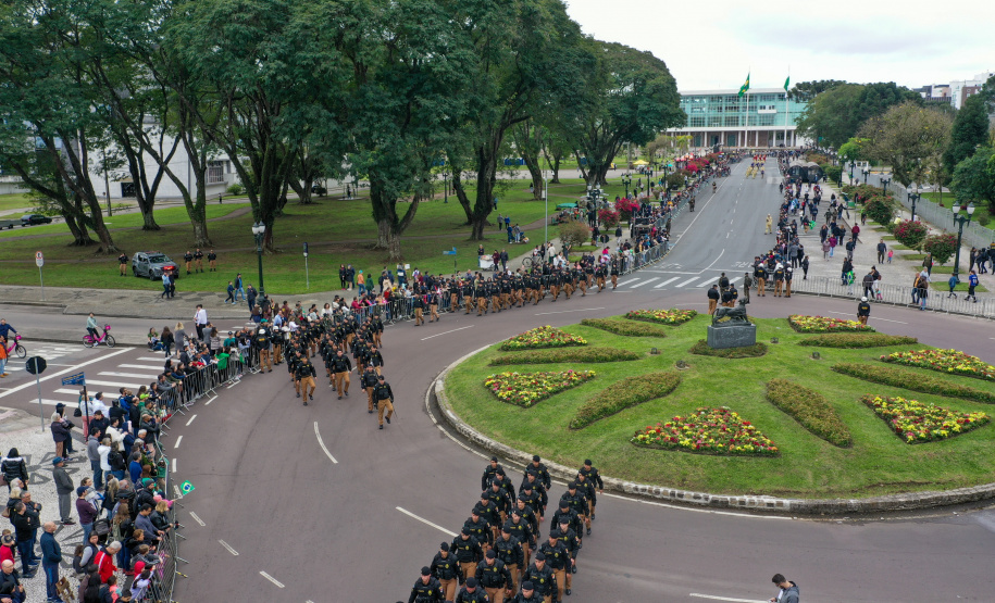 Milhares de pessoas participam do desfile de 7 de setembro em Curitiba