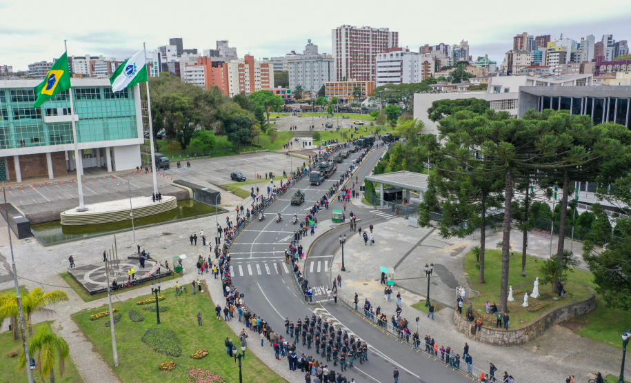 Milhares de pessoas participam do desfile de 7 de setembro em Curitiba