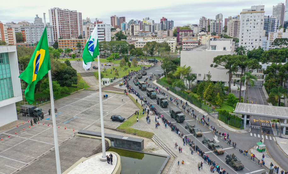 Milhares de pessoas participam do desfile de 7 de setembro em Curitiba