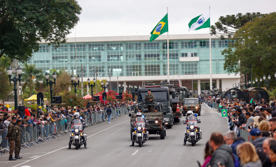 Milhares de pessoas participam do desfile de 7 de setembro em Curitiba