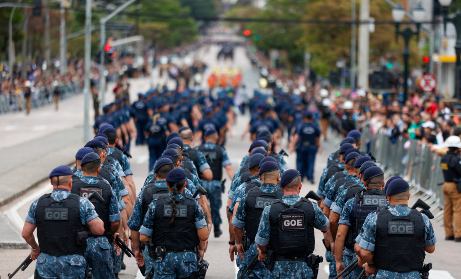 Milhares de pessoas participam do desfile de 7 de setembro em Curitiba