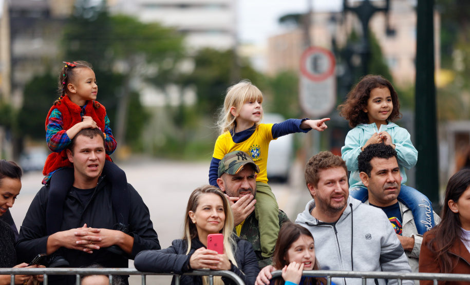 Milhares de pessoas participam do desfile de 7 de setembro em Curitiba