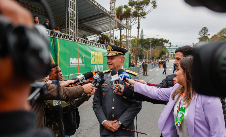 Milhares de pessoas participam do desfile de 7 de setembro em Curitiba