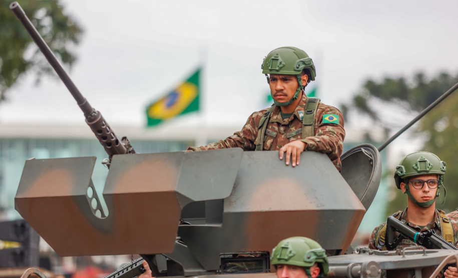 Milhares de pessoas participam do desfile de 7 de setembro em Curitiba