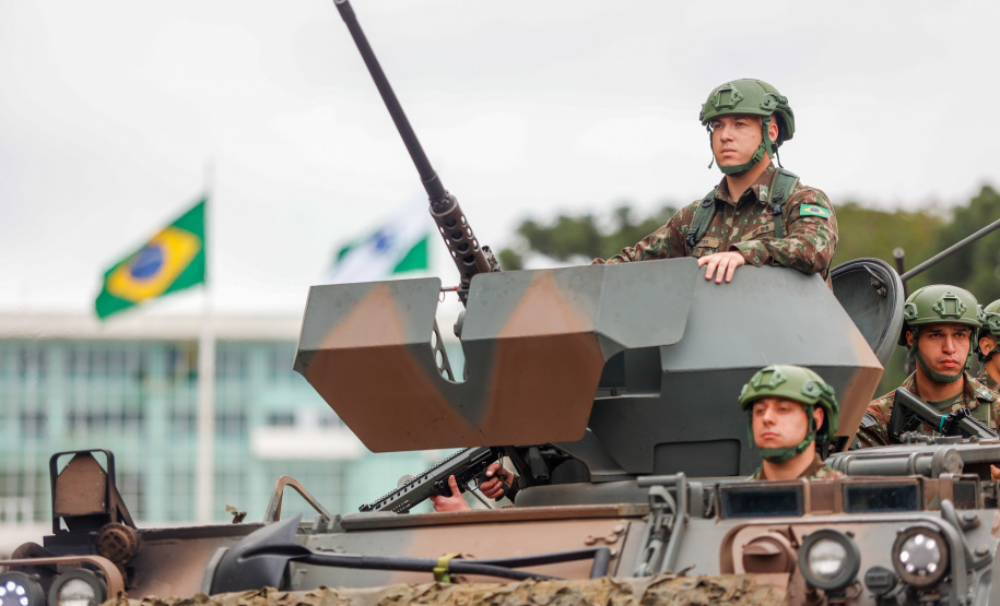 Milhares de pessoas participam do desfile de 7 de setembro em Curitiba