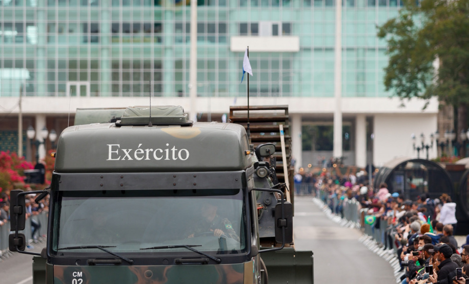 Milhares de pessoas participam do desfile de 7 de setembro em Curitiba