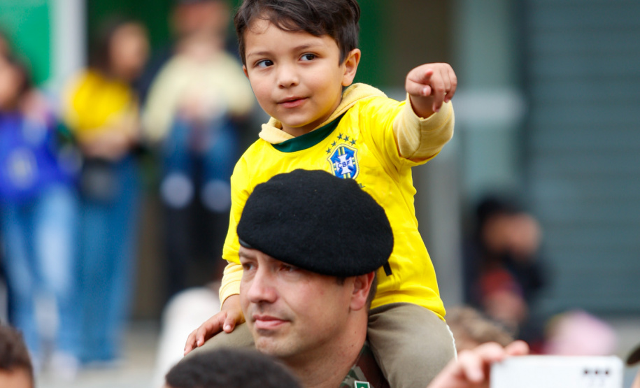 Milhares de pessoas participam do desfile de 7 de setembro em Curitiba