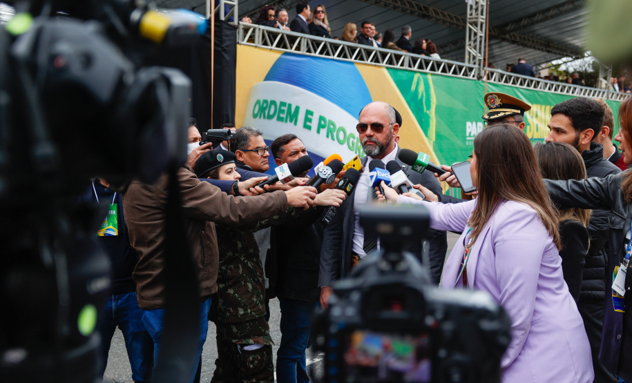 Milhares de pessoas participam do desfile de 7 de setembro em Curitiba