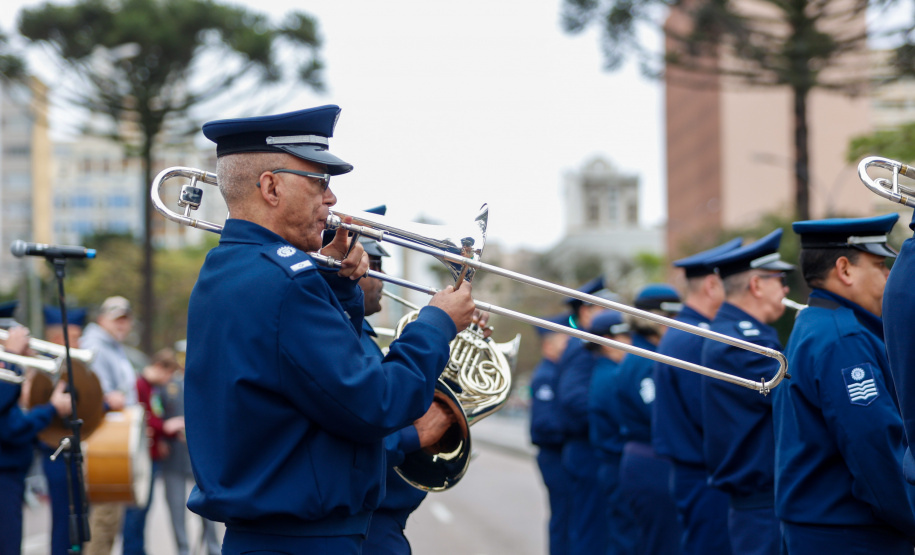 Milhares de pessoas participam do desfile de 7 de setembro em Curitiba