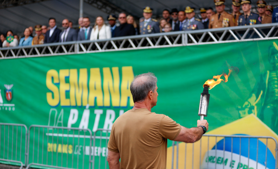 Milhares de pessoas participam do desfile de 7 de setembro em Curitiba