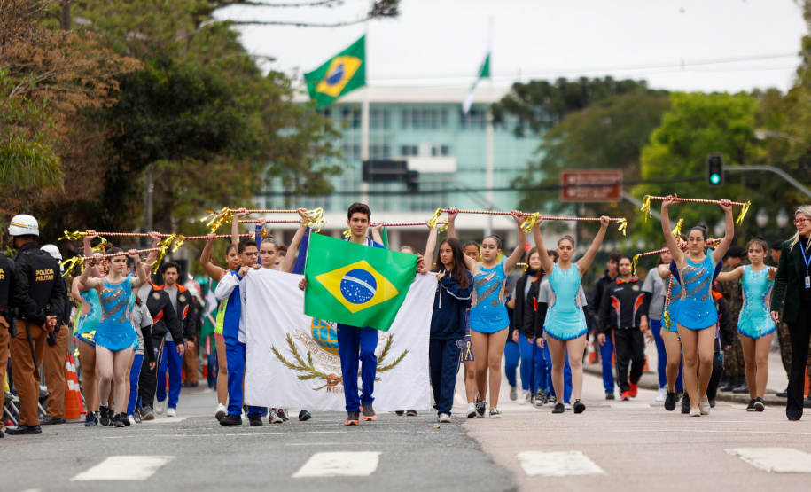 Milhares de pessoas participam do desfile de 7 de setembro em Curitiba