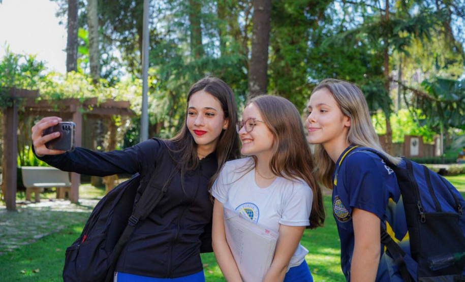 Alunos de Curitiba dão entrada na documentação para retirada do passaporta