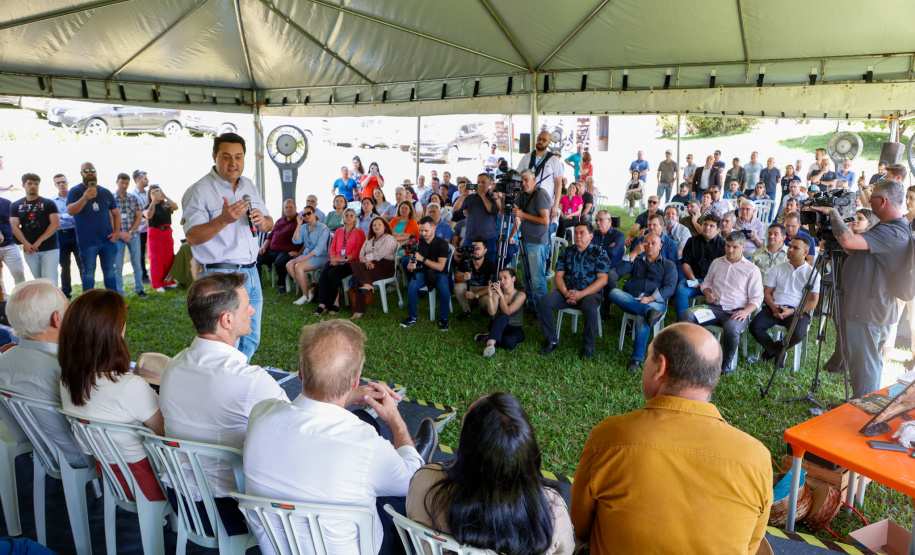 Governador da início à ação Mil Fontes, que vai proteger 1000 nascentes de água até o Dia da Árvore.