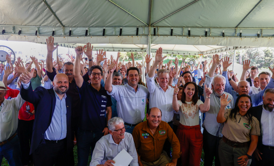 Governador da início à ação Mil Fontes, que vai proteger 1000 nascentes de água até o Dia da Árvore.