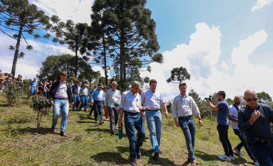 Governador da início à ação Mil Fontes, que vai proteger 1000 nascentes de água até o Dia da Árvore.