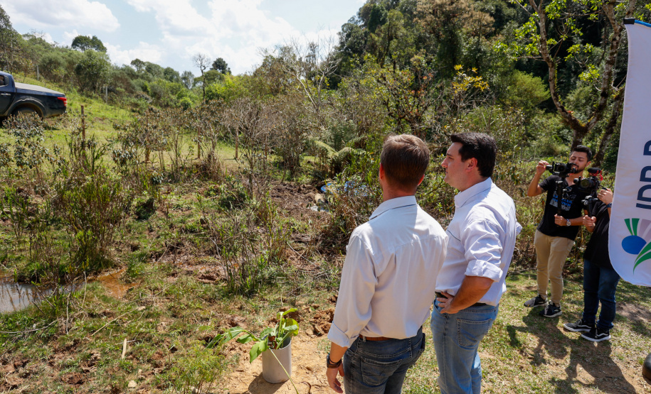 Governador da início à ação Mil Fontes, que vai proteger 1000 nascentes de água até o Dia da Árvore.