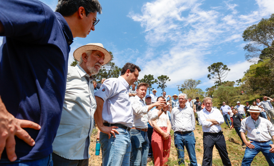 Governador da início à ação Mil Fontes, que vai proteger 1000 nascentes de água até o Dia da Árvore.