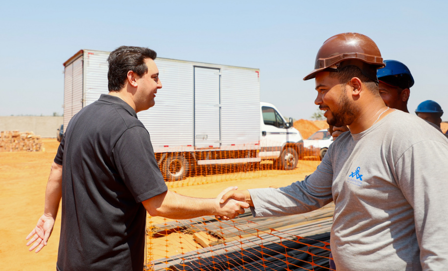 Em Jacarezinho, governador vistoria obra de ambulatório que vai atender 22 municípios
