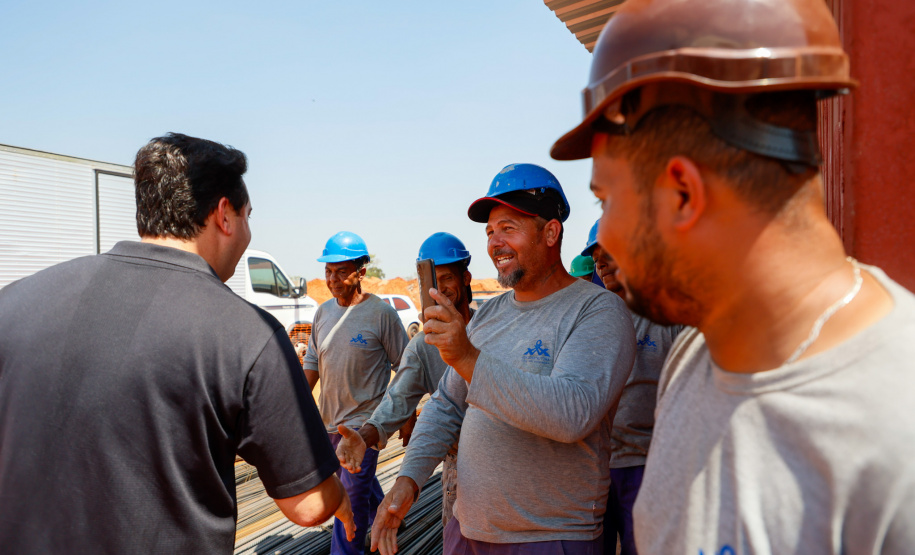 Em Jacarezinho, governador vistoria obra de ambulatório que vai atender 22 municípios