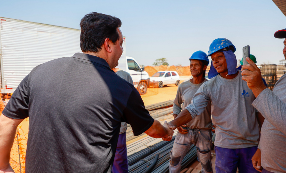 Em Jacarezinho, governador vistoria obra de ambulatório que vai atender 22 municípios