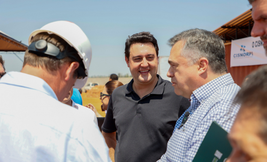 Em Jacarezinho, governador vistoria obra de ambulatório que vai atender 22 municípios
