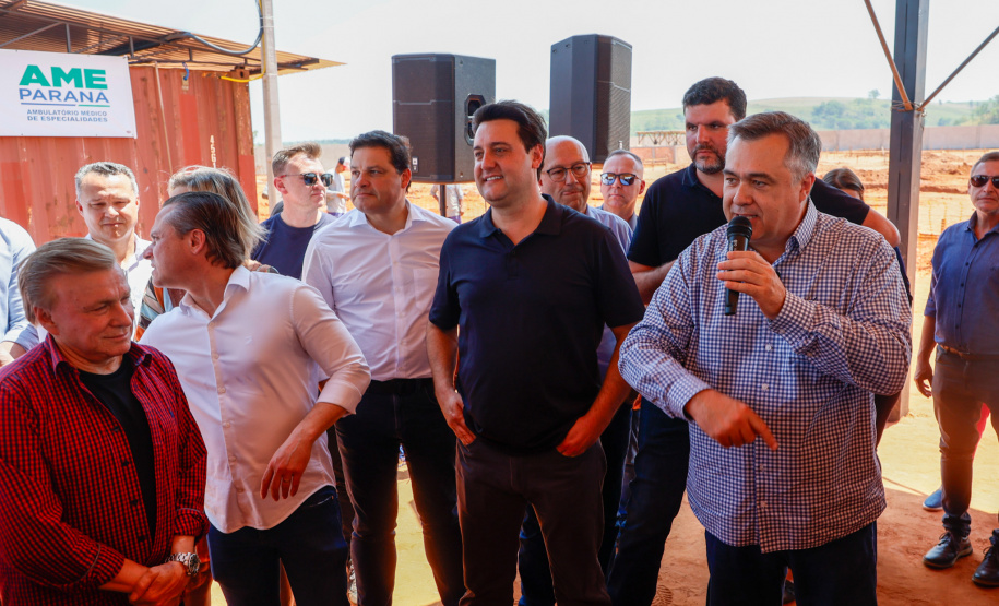 Em Jacarezinho, governador vistoria obra de ambulatório que vai atender 22 municípios