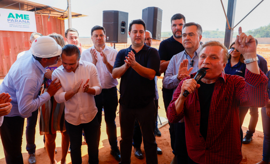 Em Jacarezinho, governador vistoria obra de ambulatório que vai atender 22 municípios