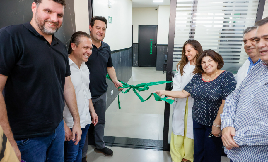 O governador também visitou o Hospital de Olhos Norte Pioneiro, que atende cerca de 40 municípios das regiões de Jacarezinho e Cornélio Procópio e faz 4,5 mil consultas, mil cirurgias, 2 mil atendimentos especializados em retina e 500 exames mensalmente.