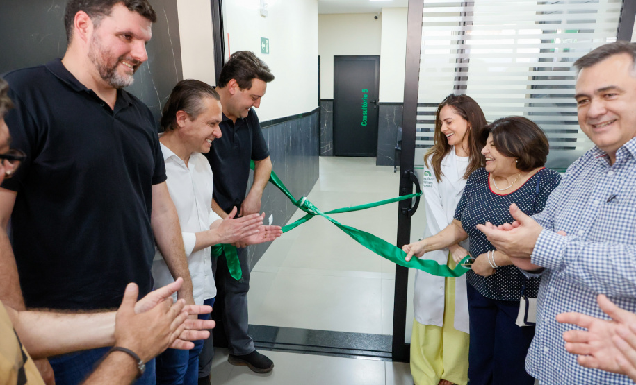 O governador também visitou o Hospital de Olhos Norte Pioneiro, que atende cerca de 40 municípios das regiões de Jacarezinho e Cornélio Procópio e faz 4,5 mil consultas, mil cirurgias, 2 mil atendimentos especializados em retina e 500 exames mensalmente.