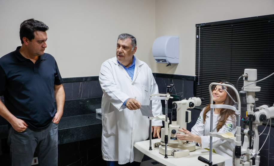 O governador também visitou o Hospital de Olhos Norte Pioneiro, que atende cerca de 40 municípios das regiões de Jacarezinho e Cornélio Procópio e faz 4,5 mil consultas, mil cirurgias, 2 mil atendimentos especializados em retina e 500 exames mensalmente.