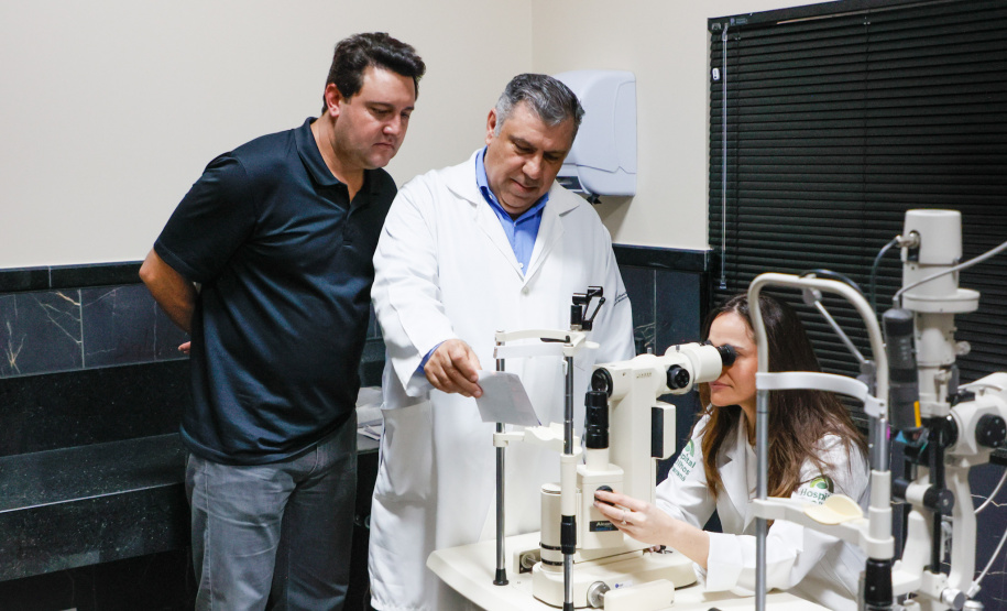 O governador também visitou o Hospital de Olhos Norte Pioneiro, que atende cerca de 40 municípios das regiões de Jacarezinho e Cornélio Procópio e faz 4,5 mil consultas, mil cirurgias, 2 mil atendimentos especializados em retina e 500 exames mensalmente.