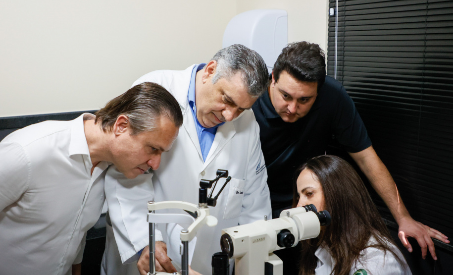 O governador também visitou o Hospital de Olhos Norte Pioneiro, que atende cerca de 40 municípios das regiões de Jacarezinho e Cornélio Procópio e faz 4,5 mil consultas, mil cirurgias, 2 mil atendimentos especializados em retina e 500 exames mensalmente.