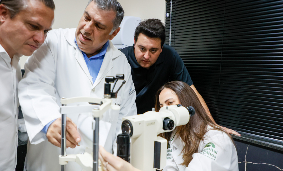 O governador também visitou o Hospital de Olhos Norte Pioneiro, que atende cerca de 40 municípios das regiões de Jacarezinho e Cornélio Procópio e faz 4,5 mil consultas, mil cirurgias, 2 mil atendimentos especializados em retina e 500 exames mensalmente.